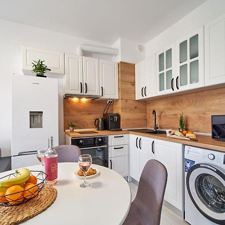 Cozy Apartment With Balcony On The Black Sea- Part Of The Family 'Vicki Apart Varna Exterior foto