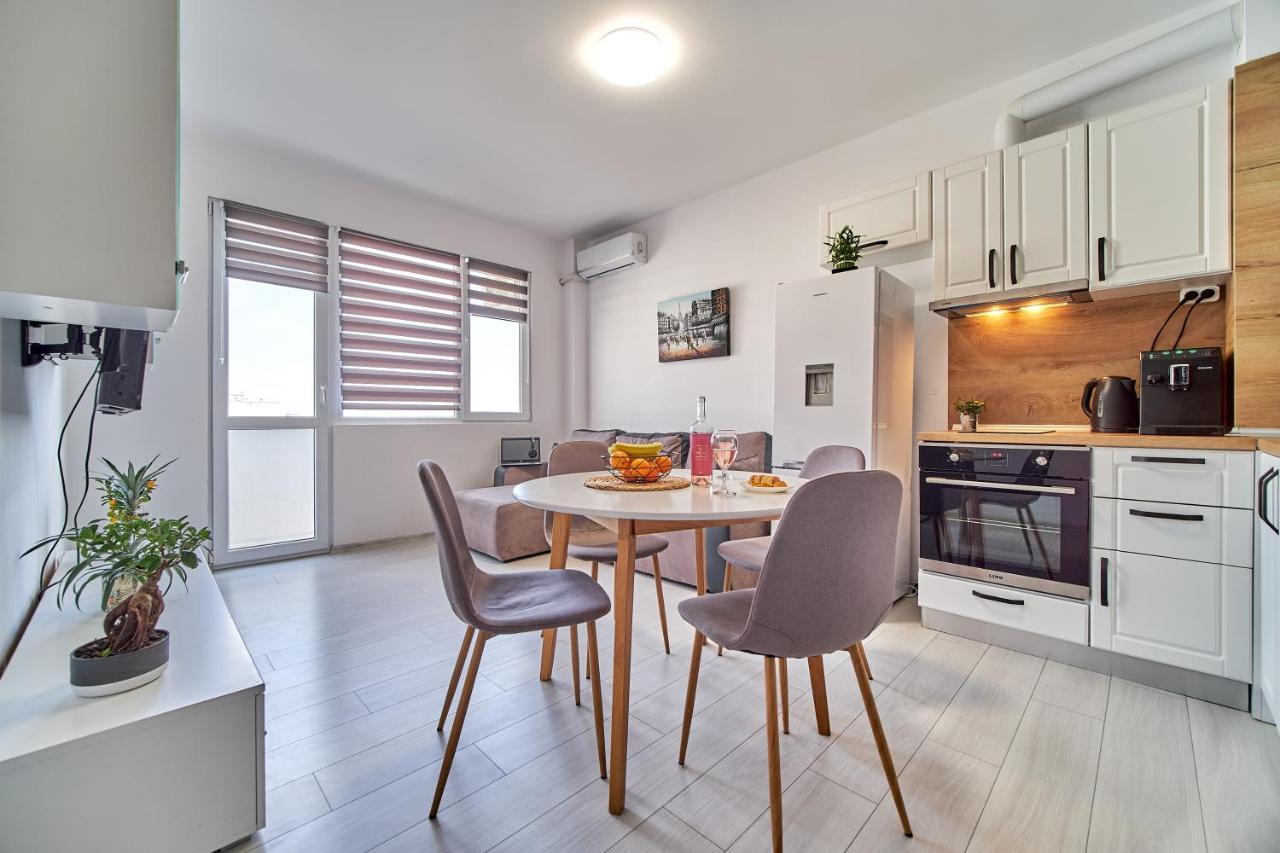 Cozy Apartment With Balcony On The Black Sea- Part Of The Family 'Vicki Apart Varna Exterior foto